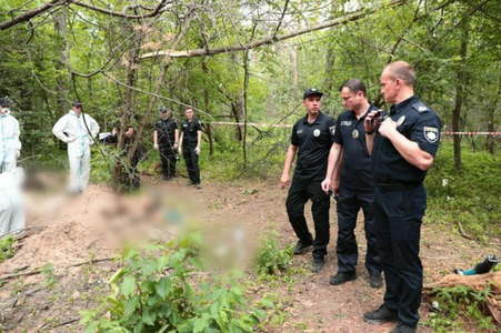 Şapte cadavre ale unor cvili, executaţi cu un glonţ în cap, unii legaţi la mâini şi la genunchi, găsite într-o groapă comună la Miroţke, în apropiere de Bucea, anunţă Poliţia din Kiev