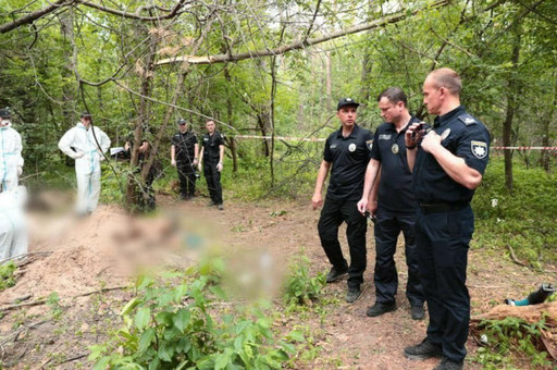 Şapte cadavre ale unor cvili, executaţi cu un glonţ în cap, unii legaţi la mâini şi la genunchi, găsite într-o groapă comună la Miroţke, în apropiere de Bucea, anunţă Poliţia din Kiev