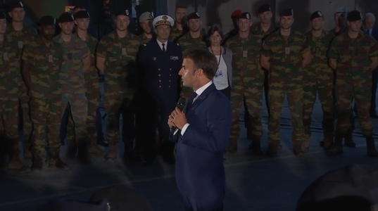 Macron, la întâlnirea cu militarii francezi de la Baza ”Mihail Kogălniceanu”: Noi vom face totul pentru a opri efortul de război rusesc, pentru a ajuta ucrainenii şi armata lor şi pentru a continua negocierile / El a mulţumit Armatei române - VIDEO, FOTO