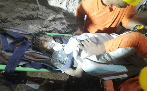 Un băiat surdo-mut, Rahul Sahu, în vârstă de zece ani, salvat după ce cade într-un puţ, în centrul Indiei, în care rămâne blocat timp de patru zile