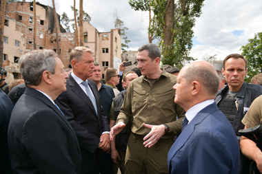 UPDATE - Klaus Iohannis, Emmanuel Macron, Olaf Scholz şi Mario Draghi, la Kiev /  Vizită la Irpin - Iohannis: Nu există cuvinte pentru a descrie tragedia umană şi distrugerile pe care le-am văzut / Cei patru oficiali, primiţi de Zelenski - FOTO, VIDEO