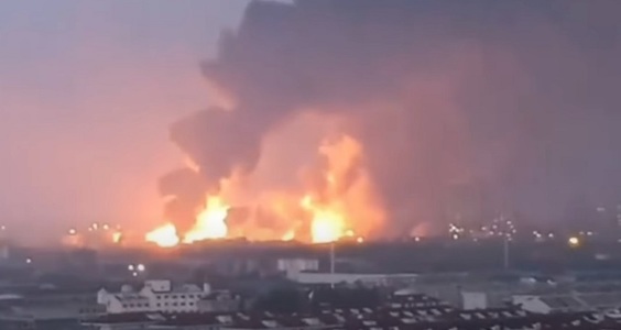 Cel puţin o persoană a murit în urma unui incendiu la o uzină chimică din Shanghai - VIDEO