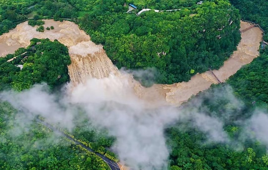 China: Ploile torenţiale record au provocat inundaţii şi alunecări de teren în sudul ţării; peste 220.000 de locuitori evacuaţi - VIDEO 