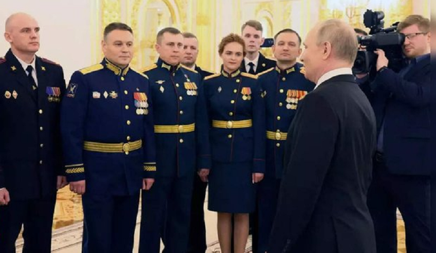 Putin se declară ”mândru”, în faţa absolvenţilor academiilor militare ruse, la Kremlin, de faptele militarilor ruşi în Ucraina şi anunţă darea în folosinţă, în acest an, a celei mai mari rachete balistice intercontinentale ruseşti, Sarmat