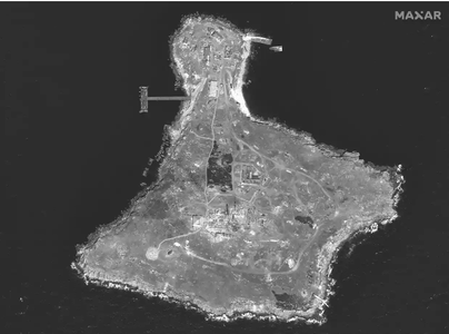 Imaginile din satelit furnizate de Maxar Technologies arată distrugeri pe Insula Şerpilor în urma anunţului Ucrainei potrivit căruia a atacat insula 