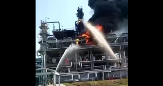 Incendiu puternic la rafinăria rusă Novoşakhtinsk, aflată la doar 8 kilometri de graniţa cu Ucraina - VIDEO 