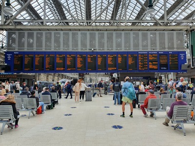 Marea Britanie: Cea mai mare grevă a angajaţilor sistemului feroviar din ultimii treizeci de ani continuă; aproximativ 20% din servicii funcţionează 