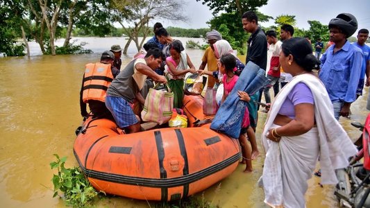 Bangladesh: Autorităţile se tem de riscul răspândirii bolilor contactate prin apă şi încearcă să asigure apă potabilă populaţiei; peste 4.000 de cazuri de boli care se transmit prin apă, inclusiv diaree