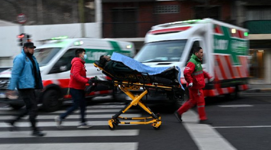 Cinci morţi, două femei şi trei copii, şi 35 de răniţi în Argentina, într-un incendiu într-un bloc cu 14 etaje în centrul Buenos Aires