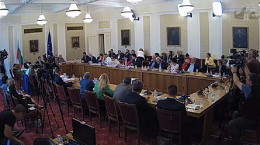 Parlamentul bulgar ridică vetoul faţă de deschiderea unor negocieri de aderare la UE ale Macedoniei de Nord, în urma unei medieri a Franţei, prin care Skopje urmează să-şi modifice Constituţia pentru a recunoaşte etnia bulgară; Sofia nu recunaşte în continuare macedoneana