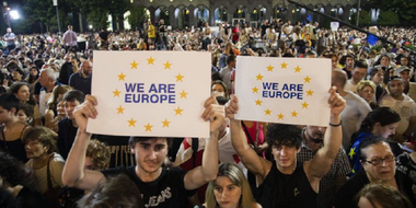 Manifestaţie uriaşă antiguvernamentală şi în favoarea aderării la UE la Tbilisi, în urma amânării candidaturii Georgiei