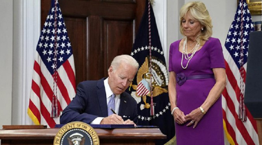 Biden promulgă o lege menită să limiteze violenţa cu arme de foc, înainte să plece în turneu în Europa, la summituri G7 şi NATO