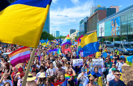 Lesbiene, gay, bisexuali şi transsexuali din Ucraina şi din Polonia defilează împreună la un Gay Pride la Varşovia; marşul deschis de ambasadorul norvegian Anders H. Eide, după un moment de reculegere în memoria victimelor atacului armat de la Oslo
