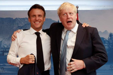Johnson îl avertizează pe Macron, în marja G7, împotriva ”oricărei tentative” a unei soluţionări negociate ”acum” a Războiului din Ucraina. Cursul războiului poate fi răsturnat, convin ei