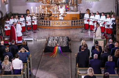 Premierul Jonas Gahr Stoere şi prinţesa Mette-Marit, la o slujbă în memoria victimelor atacului armat de la Oslo; atacatorul, Zaniar Matapour, în contact cu un extremist islamist cunoscut autorităţilor de mult timp,  Arfan Bhatt, cu opinii puternice anti-gay, scrie presa norvegiană