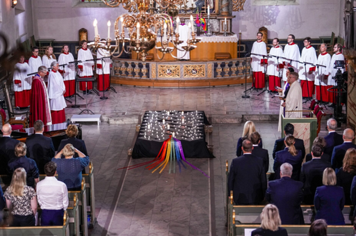 Premierul Jonas Gahr Stoere şi prinţesa Mette-Marit, la o slujbă în memoria victimelor atacului armat de la Oslo; atacatorul, Zaniar Matapour, în contact cu un extremist islamist cunoscut autorităţilor de mult timp,  Arfan Bhatt, cu opinii puternice anti-gay, scrie presa norvegiană