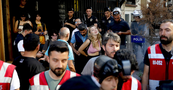 Peste 200 de arestări fără menajamente, inclusiv activişti şi jurnalişti, la Gay Pride, la Istanbul, interzis de către autorităţi