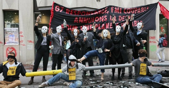Activişti în domeniul luptei împotriva modificărilor climatice blochează intrarea sediului FMI din Paris, în cadrul campaniei ”Debt for climate”, şi cer anularea datoriei ţărilor sărace