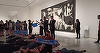 Protest al activiştilor anti-război în faţa picturii Guernica a lui Pablo Picasso din Muzeul Naţional Regina Sofia, din Madrid: Protestatarii, întinşi pe podea, imită poziţia unui cadavru - VIDEO
