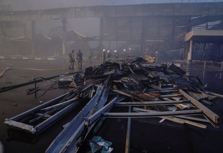 Salvatorii caută supravieţuitori după ce rachete ruseşti au lovit mallul din Kremenciuk, Ucraina