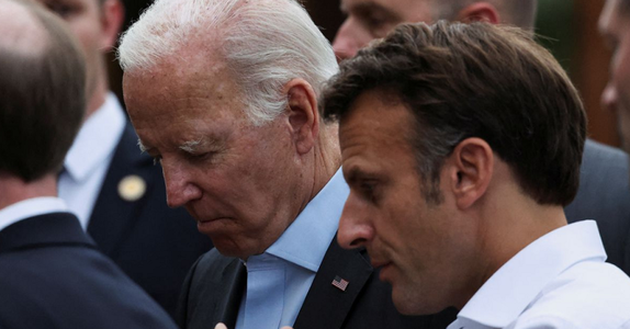 Macron îl interpelează pe Biden în faţa camerelor de luat imagini la G7, o scenă remarcată şi criticată