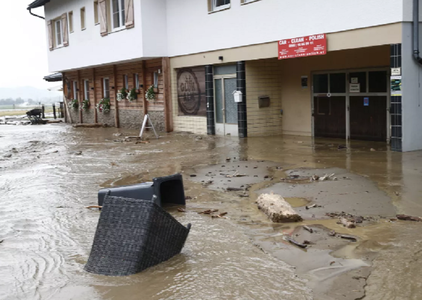 Inundaţii şi alunecări de teren în Austria, la frontiera cu Italia şi Slovenia; sate izolate, două persoane date dispărute; armata mobilizată la intervenţii