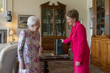 Scoţienii resping independenţa provinciei britanice, arată un sondaj; Sturgeon, primită în audienţă de Elizabeth a II-a la Palatul Holyroodhouse, la Edinburgh, îi oferă o sticlă în ediţie limitată de whisky Johnnie Walker