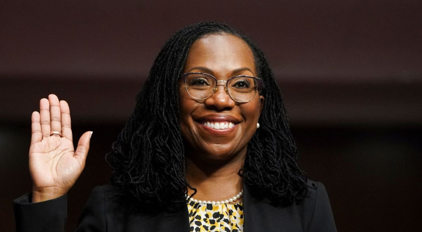 Ketanji Brown Jackson a depus jurământul, devenind prima femeie de culoare judecător la Curtea Supremă a SUA