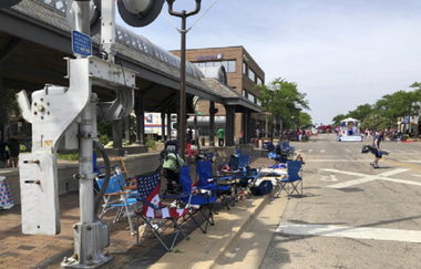 UPDATE - Şase morţi şi 24 de răniţi în urma unui atac armat la o paradă de Ziua Independenţei la Highland Park, la periferia Chicago; poliţia caută un suspect, un bărbat alb în vârstă de 18-20 de ani, ”considerat înarmat şi periculos”