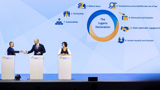 Acord la Conferinţa de la Lugano între Ucraina, 40 de state şi 15 organizaţii internaţionale asupra principiilor care să ghideze reconstrucţia ucraineană; semnatarii ”Declaraţiei de la Lugano” se angajează să susţină Ucraina ca stat candidat la aderarea l