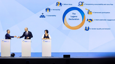 Acord la Conferinţa de la Lugano între Ucraina, 40 de state şi 15 organizaţii internaţionale asupra principiilor care să ghideze reconstrucţia ucraineană; semnatarii ”Declaraţiei de la Lugano” se angajează să susţină Ucraina ca stat candidat la aderarea la UE