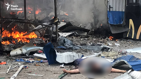 Oraşul Sloviansk, următoarea ţintă a armatei ruse în estul Ucrainei, ”bombardat masiv” de ruşi, anunţă primarul Vadim Liah; cel puţin şase morţi şi 19 răniţi de duminică, în tiruri care au cauzat incendii