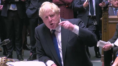 Boris Johnson se agaţă de fotoliu şi vrea ”să continue”, după 15 demisii în cascadă din Guvern; SNP cere alegeri anticipate; doi deputaţi conservatori îi cer să demisoneze; 69% dintre alegătorii britanici îi cer să demisioneze