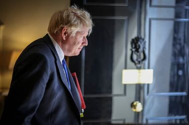 Premierul Boris Johnson va demisiona, joi, din funcţia de lider al Partidului Conservator, potrivit BBC