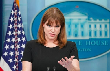 Directoarea însărcinată cu comunicarea lui Joe Biden, Kate Bedingfield, demisionează cu patru luniînainte de alegerile de la jumătate de mandat