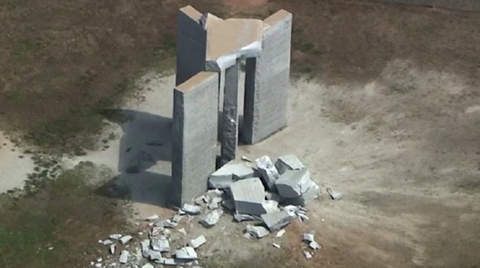 Un misterios monument de granit, ”Georgia Guidestones”, supranumit ”Stonehenge american”, distrus în sudul SUA