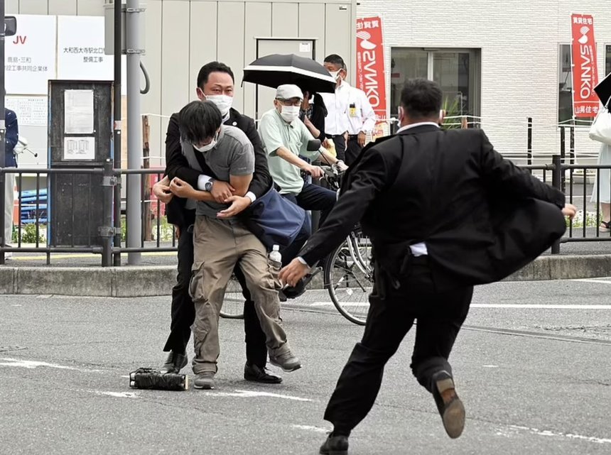 Atacatorul fostului premier japonez Shinzo Abe, Tetsuya Yamagami, a folosit o armă pe care ar fi confecţionat-o singur, potrivit poliţiei - VIDEO 