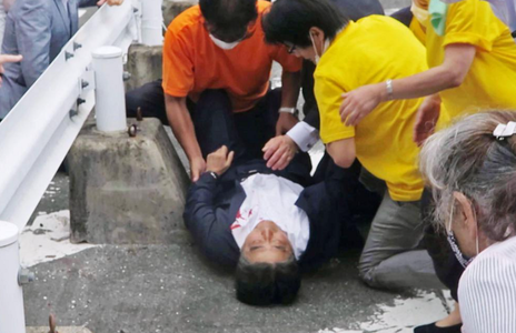 Twitter, Facebook şi alte reţele de socializare şterg înregistrări video ale asasinării lui Shinzo Abe