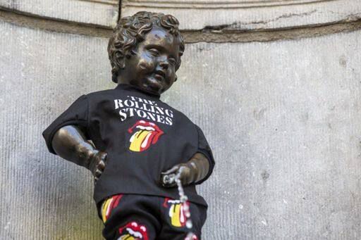 Bruxelles: Statuia Manneken-Pis, îmbrăcată în costum de la Rolling Stones. Trupa are concert luni
