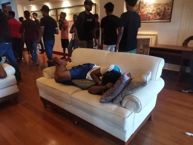 Sri Lanka: Protestatarii vor continua să ocupe reşedinţele preşedintelui şi premierului până când cei doi lideri vor demisiona