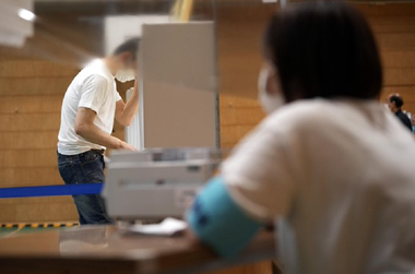 Coaliţia la putere în Japonia obţine o ”super-majoritate” de două treimi în alegeri la Senat, marcate de asasinarea lui Shinzo Abe, care-i permite o revizuire a Constituţiei pacifiste