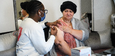UE recomandă vaccinarea cu al doilea ”booster” anticovid a persoanelor în vârstă de peste 60 de ani împotriva unui nou ”val vast” covid-19; bilanţul zilnic a crescut la 675.000, la nivelul de la sfârşitul lui mai