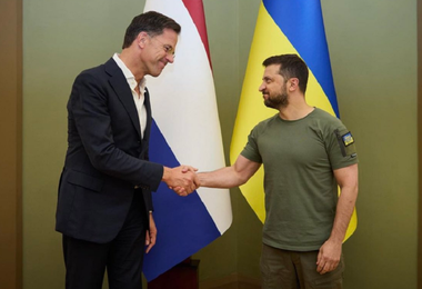 Rutte îndeamnă, în prima sa vizită la Kiev, la o ”continuare” a susţinerii Ucrainei şi avertizează că războiul ”ar putea dura”; el anunţă trimiterea unor sisteme de artilerie şi unui ajutor financiar în valoare de 200 de milioane de euro