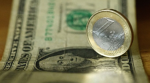 UPDATE-Euro se depreciază şi valorează cât dolarul, pentru prima oară din 2002
