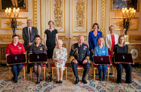 Elizabeth a II-a acordă George Cross, cea mai înaltă distincţie civilă, Serviciului Naţional britanic de Sănătate şi-i salută munca ”incredibilă” în timpul pandemiei covid-19