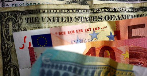 Euro valorează mai puţin de un dolar, pentru prima oară din decembrie 2002