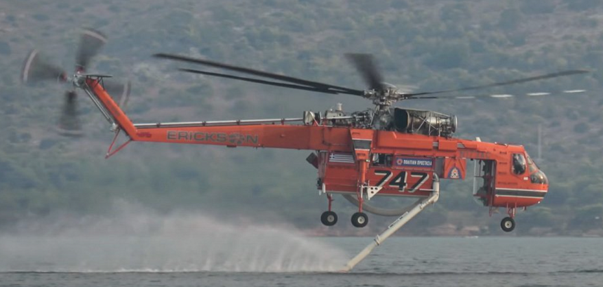 UPDATE - Un elicopter cu patru persoane la bord se prăbuşeşte în Marea Egee în timp ce lupta împotriva unui incendiu de pădure pe Insula Samos / Pilotul, român, a fost găsit teafăr 