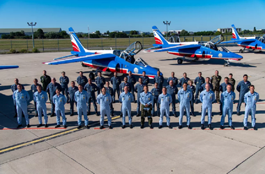 Emmanuel Macron a survolat Parisul înaintea Zilei Naţionale a Franţei, la bordul unui avion de tip Alpha Jet al Patrouille de France, o premieră a unui şef de stat