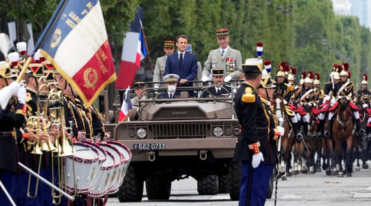 Defilare militară de Ziua Naţională a Franţei sub semnul războiului rus de la porţile Europei; România şi militari francezi desfăşuraţi pe flancul de est al NATO participă la paradă
