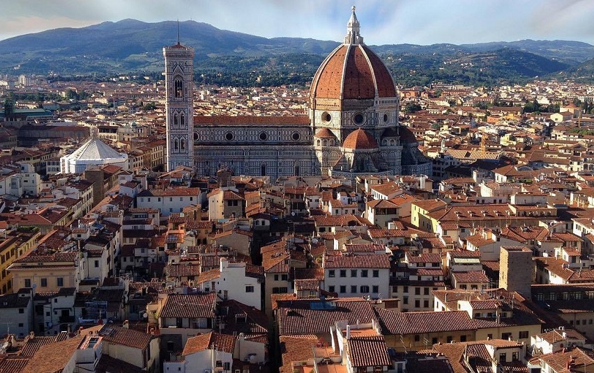 Britanic, găsit mort într-o cameră de hotel din Florenţa, alături de o femeie grav rănită